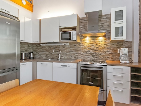 Køleskab, mikrobølgeovn, opvaskemaskine, køkkentøj/tallerkener/redskaber