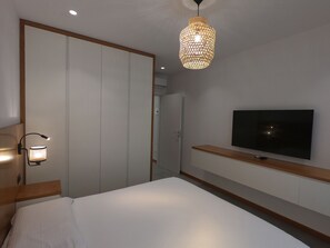 1 chambre, bureau, fer et planche à repasser, lit parapluie
