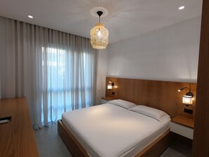 1 habitación, escritorio, tabla de planchar con plancha y cuna de viaje 