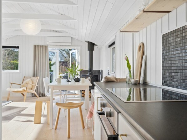 Kylskåp, diskmaskin och grytor/köksredskap