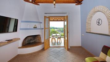 Rumah Tradisional | Area keluarga | Televisi layar datar 32-inci dengan saluran TV digital