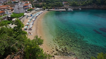 Una spiaggia nelle vicinanze, sabbia bianca