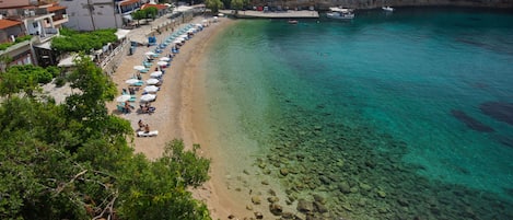 Una spiaggia nelle vicinanze, sabbia bianca