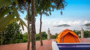 A tent on a tiled roof with a view of mountains and trees. - Sabay Farm (Kampot)