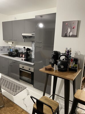 Fridge, microwave, oven, stovetop - Grand Studio au Pied de La Défense (Courbevoie)