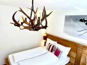 2 bedrooms, travel crib, free WiFi, bed sheets
