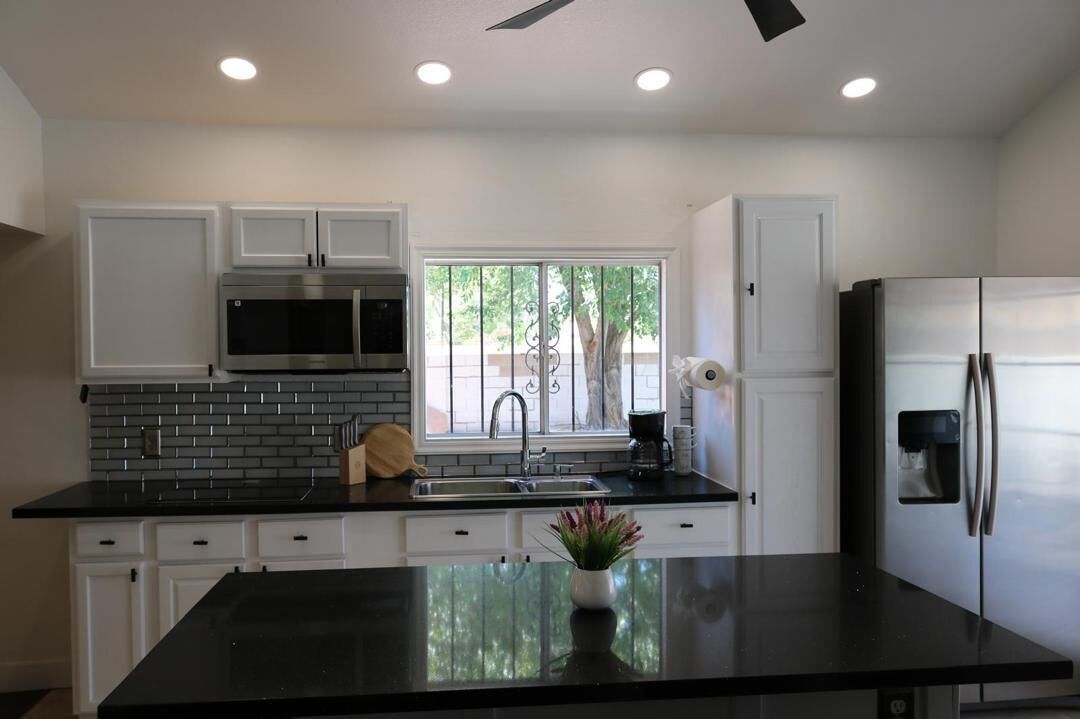 Kühlschrank, Mikrowelle, Wasserkocher mit Kaffee-/Teezubehör, Toaster