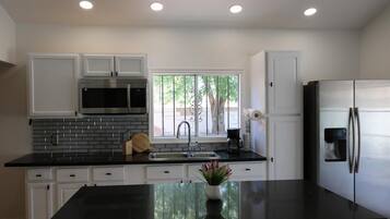 Kühlschrank, Mikrowelle, Wasserkocher mit Kaffee-/Teezubehör, Toaster