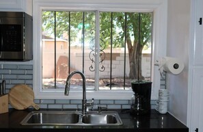 Refrigerador, microondas, cafetera y tetera y tostadora 