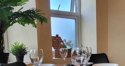 Modern and Classy 2 bedroom Flat, Free parking