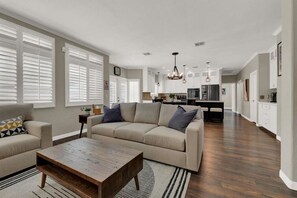 Smart TV, chimenea, tenis de mesa y estéreo 