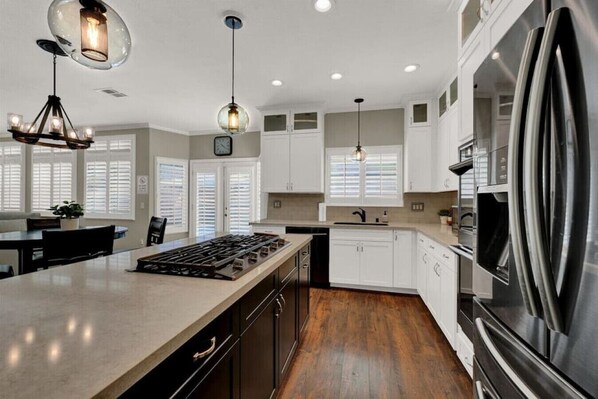 Køleskab, mikrobølgeovn, ovn, kogeplade