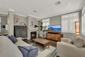 Smart TV, fireplace, ping pong, stereo