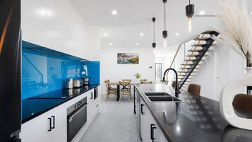 Køleskab, mikrobølgeovn, ovn, kogeplade