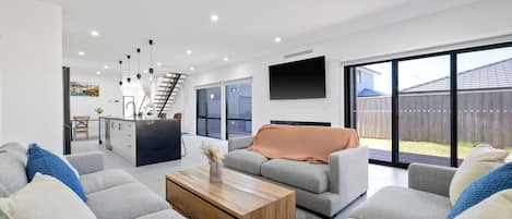 Smart TV, fireplace