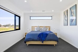 5 bedrooms, iron/ironing board, travel cot, free WiFi - Island Family Retreat (Cowes)