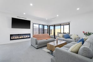 Smart TV y chimenea