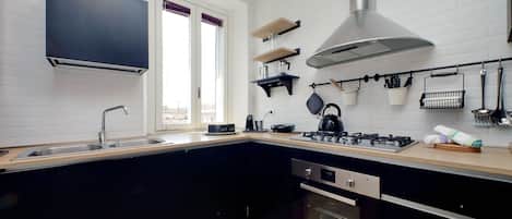 Frigorifero, microonde, forno, piano cottura