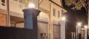 Ferienhaus: Gemütliche Veranda-Küche, Pool im Innenhof.
IDEAL: Gruppen bis 9