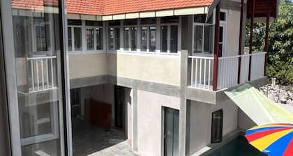 Ferienhaus: Gemütliche Veranda-Küche, Pool im Innenhof.
IDEAL: Gruppen bis 9