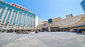 Exterior - Boardwalk King Bed Retreats by CozySuites 52 (Atlantic City)