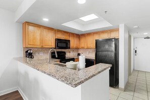 Kylskåp, mikrovågsugn, ugn och spishäll