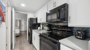 Refrigerador, microondas, horno, placa de cocina