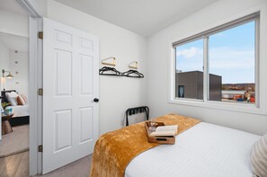 3 bedrooms, desk, iron/ironing board, travel crib