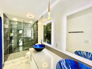 Een douche, een haardroger, handdoeken, shampoo