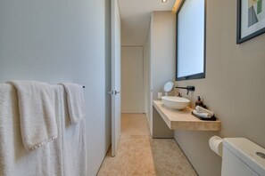 Bruser, hårtørrer, håndklæder