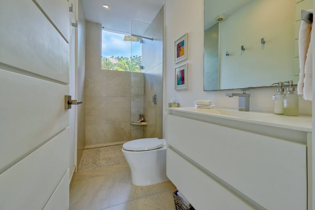 Een douche, een haardroger, handdoeken