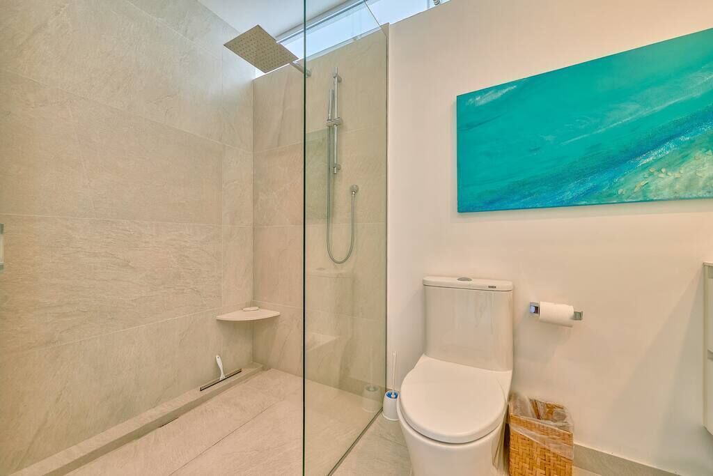 Een douche, een haardroger, handdoeken