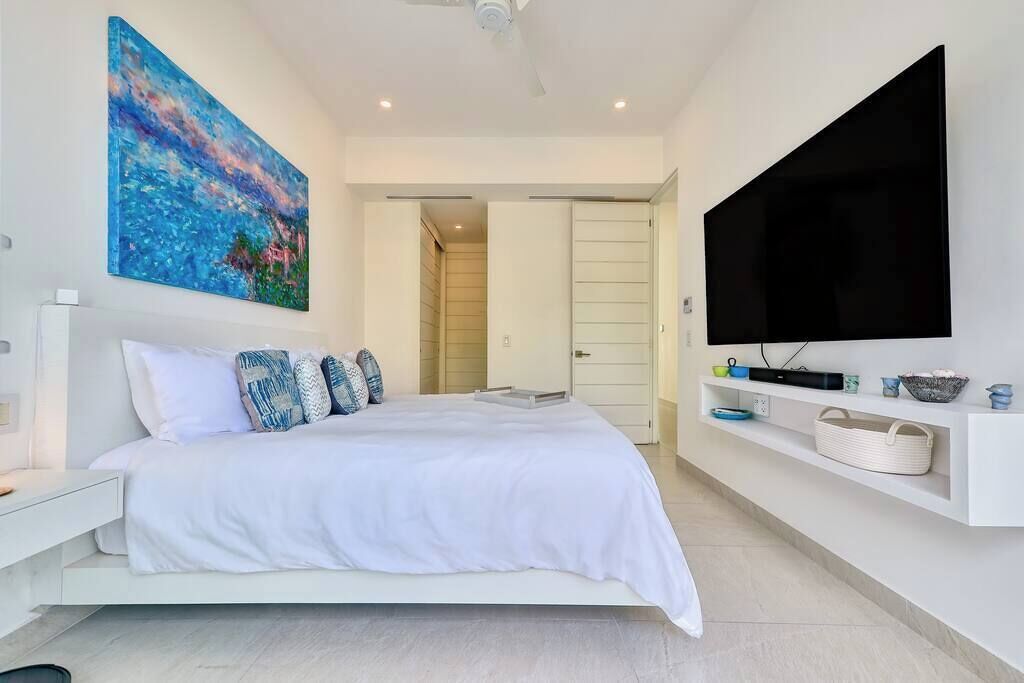 2 habitaciones, escritorio y tabla de planchar con plancha 