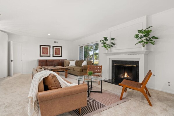 Een televisie en een open haard