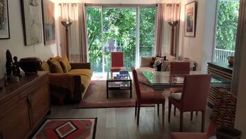TV, books, music library, stereo