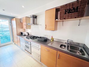 Kühlschrank, Mikrowelle, Ofen, Geschirrspüler