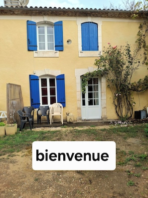 Terrace/patio - Country house in a small, peaceful village (Beauronne)