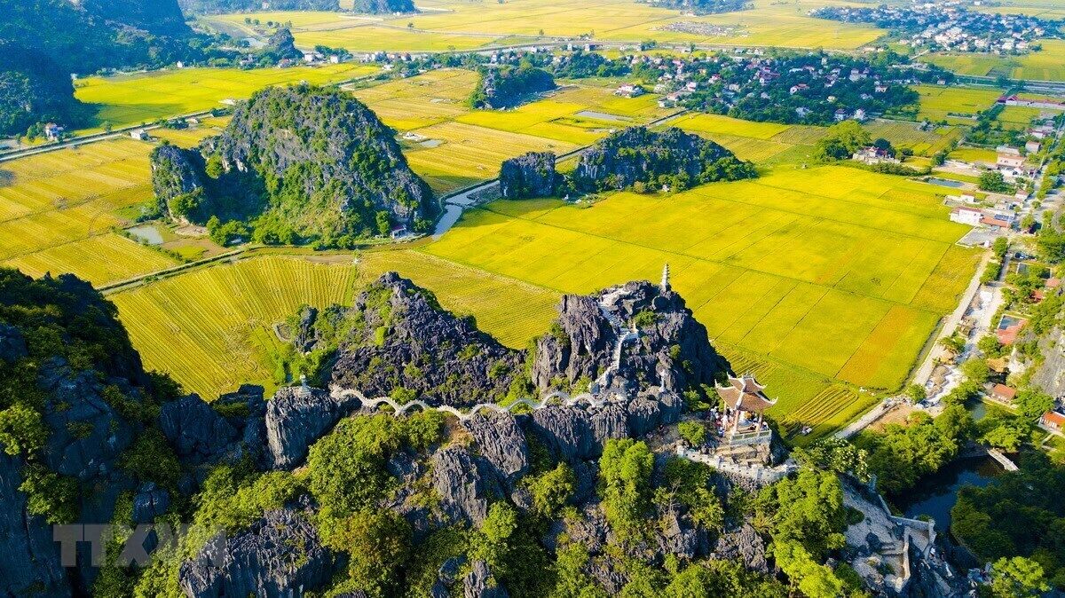 Vista aérea de un paisaje rural con campos, un puente y terreno rocoso.