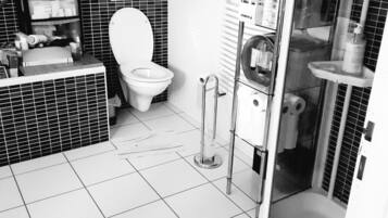 Douche, sĂšche-cheveux, serviettes fournies, savon