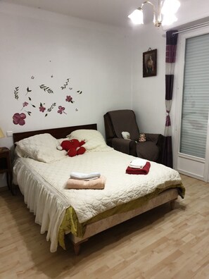 3 bedrooms, iron/ironing board, WiFi, bed sheets