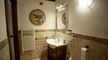 Dusche, Haartrockner, Bidet, Handtücher