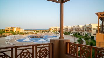 Three Bedroom Suite Lake & Pool View | Vue de la chambre