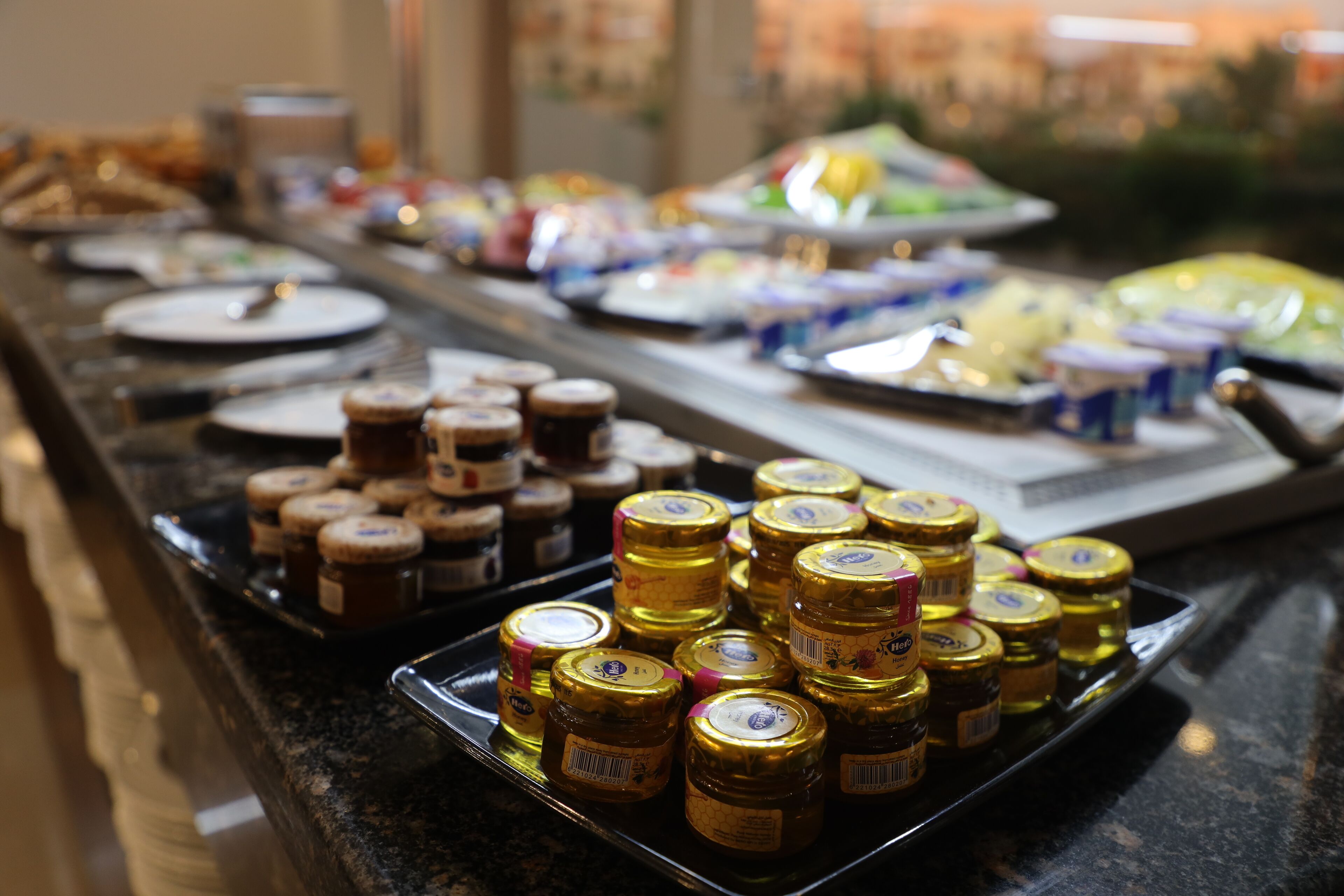 Una mesa de buffet con diversos alimentos y salsas.