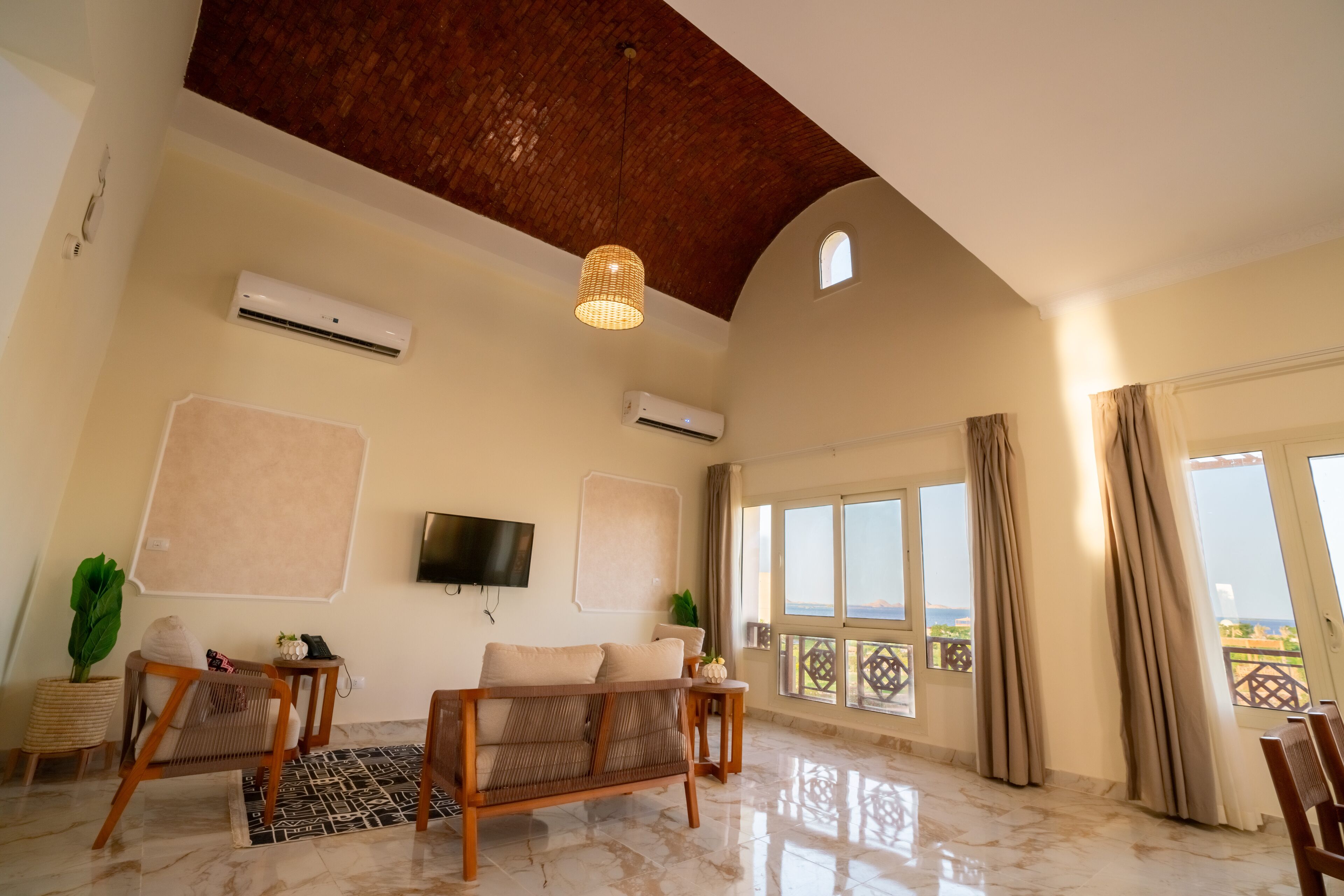 Three Bedroom Suite Lake & Pool View | Oleskelualue | Älytelevisio