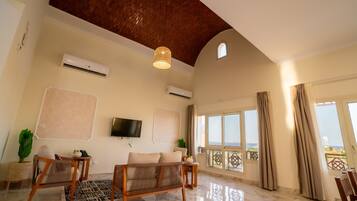 Three Bedroom Suite Lake & Pool View | Oleskelualue | Älytelevisio