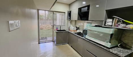ثلاجة، مستلزمات طهي/أطباق/أوعية