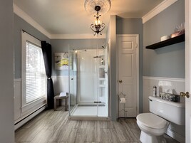 Royal Room | Bathroom | Free toiletries, hair dryer, bathrobes, towels
