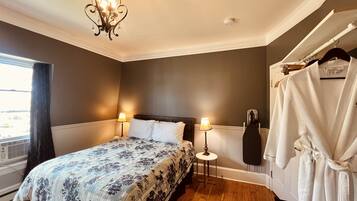 Deluxe Room | 1 bedroom, desk, iron/ironing board, free WiFi