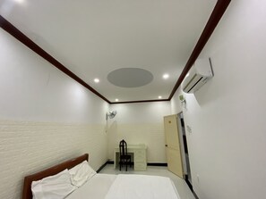 Traditional Single Room | Desk, laptop workspace, free WiFi, bed sheets - Ninh Chu House (Ninh Hai)