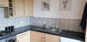 Huoneisto | Yksityinen keittiö | Jääkaappi, mikroaaltouuni, uuni, liesi